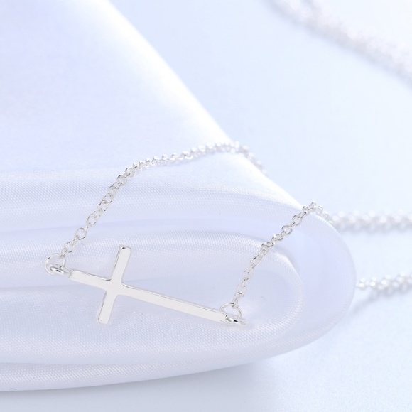 ❤️4 for $20 Sale❤️ Silver Cross necklace - Picture 4 of 4